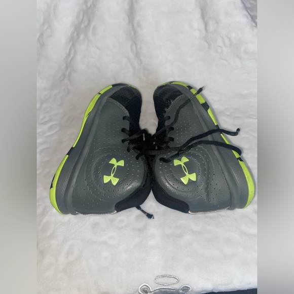 Under Armour… Boys shoes, size 1Y - Picture 7 of 7